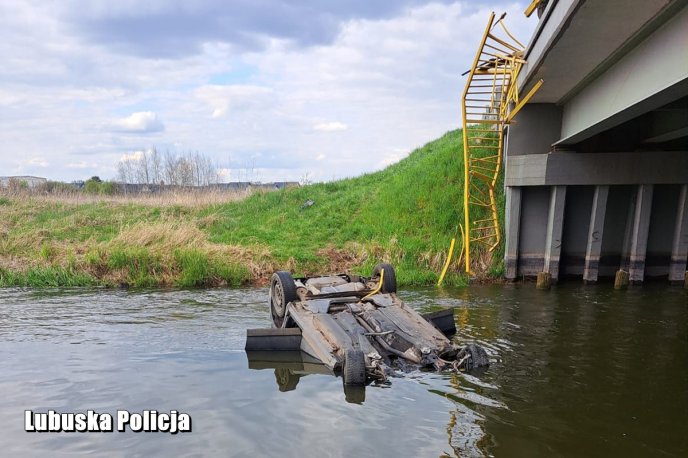 Pijany kierowca przebił barierki i spadł z mostu do rzeki.