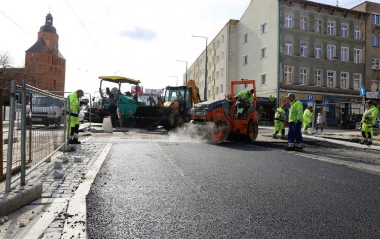  Remonty dróg i wiosenne nasadzenia.