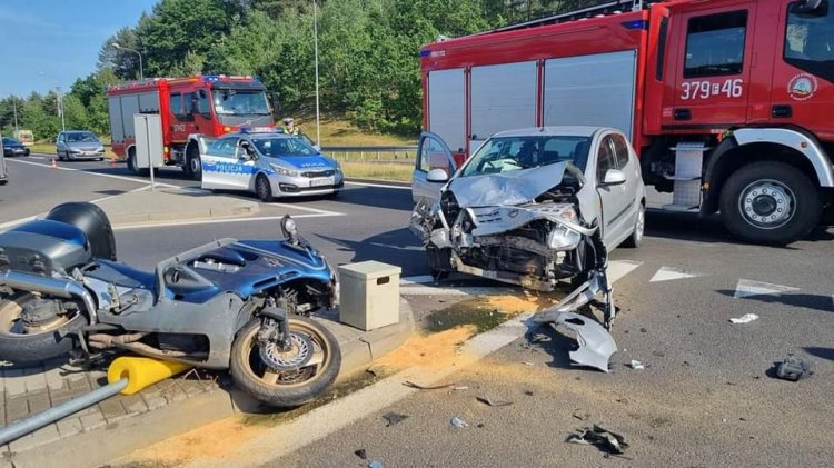 Czołowe zderzenie auta z motocyklem.