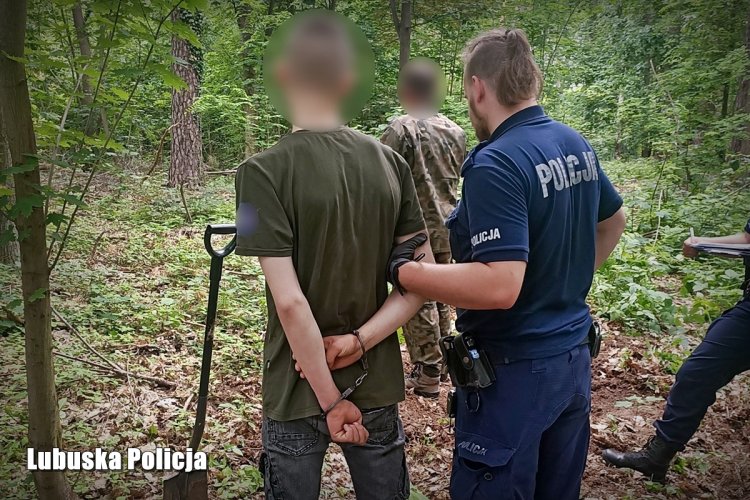 17-latek dokonywał włamań. Łupy ukrywał w lesie.