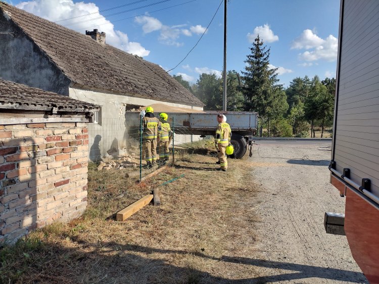 Rolnikowi odpięła się przyczepa ze zbożem i uderzyła w dom....