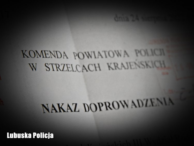 Poszukiwany za przestępstwa seksualne uciekał przez okno. W pościgu pieszym zatrzymali go dzielnicowi.