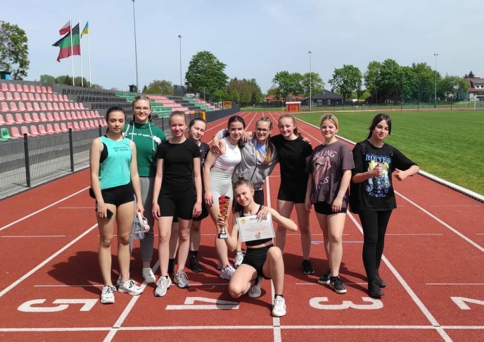  Awans lekkoatletyczny drużyny dziewcząt z SP1 Dębno.