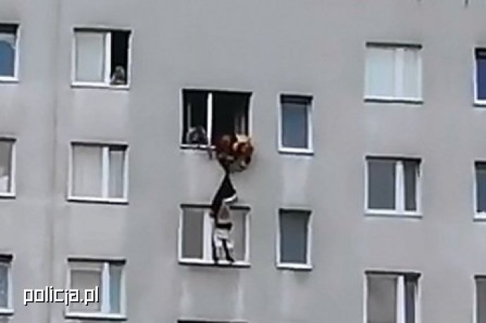 Mężczyzna chciał skoczyć z trzeciego piętra.