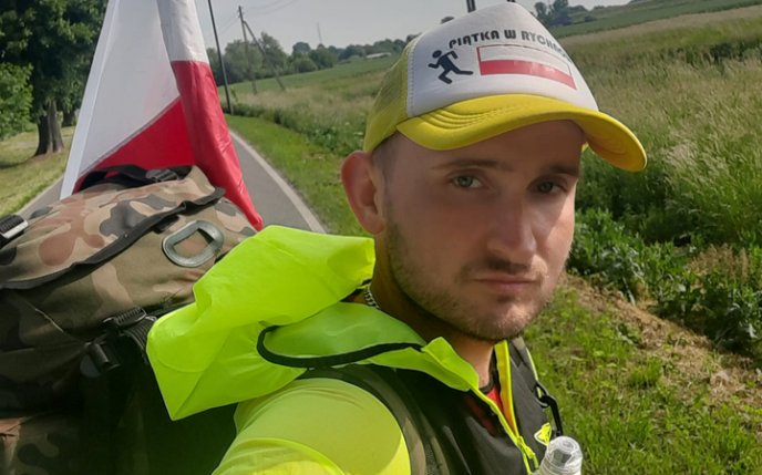 Kamil Gwoździk ruszył w trasę. Pieszo chce pokonać 730 km.