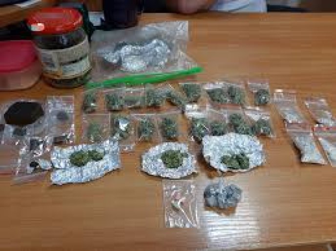 Policjanci zabezpieczyli kilkadziesiąt gramów narkotyków.