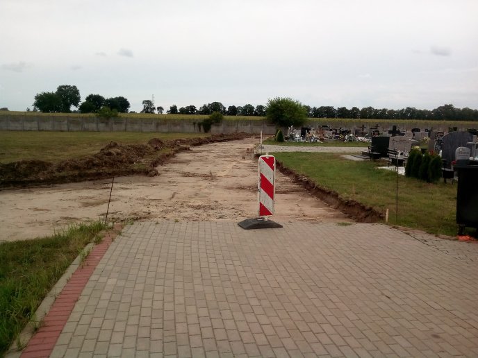 Trwają prace na cmentarzu przy ul. Spokojnej/ Giżynek.