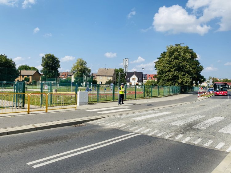 Tuż przed pierwszym dzwonkiem stargardzcy policjanci kontrolują oznakowanie w rejonie szkół i przedszkoli.