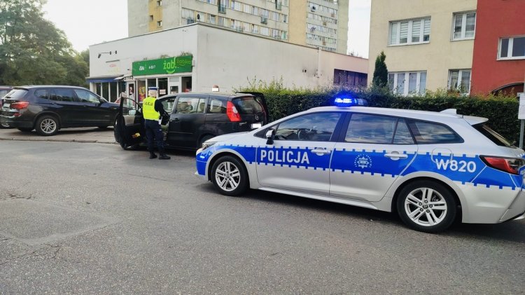 Nietrzeźwy kierowca poszukiwany przez sąd zatrzymany przez policjantów.